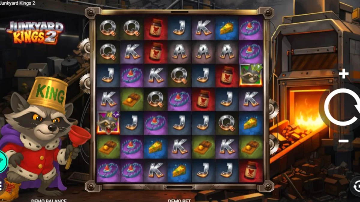 Junkyard Kings 2 slot machine interface na nagpapakita ng mga raccoon at makukulay na simbolo sa isang 7x7 grid.